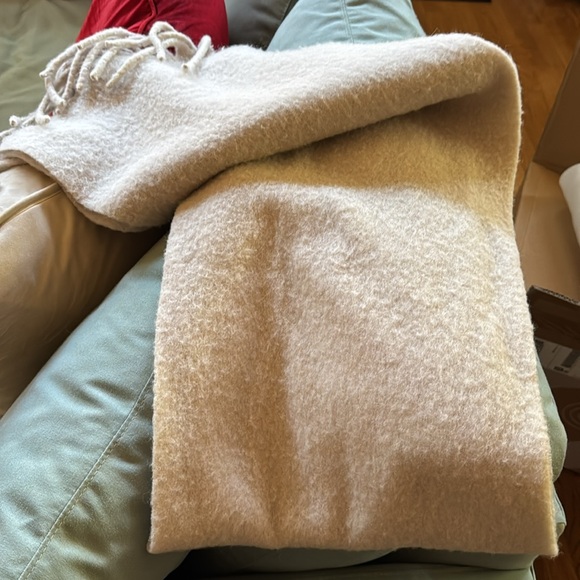 Vince wool scarf - Picture 3 of 3